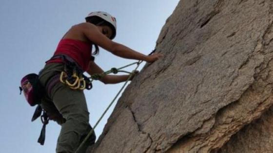 فتاة سعودية تتسلق الصخور لأول مرة