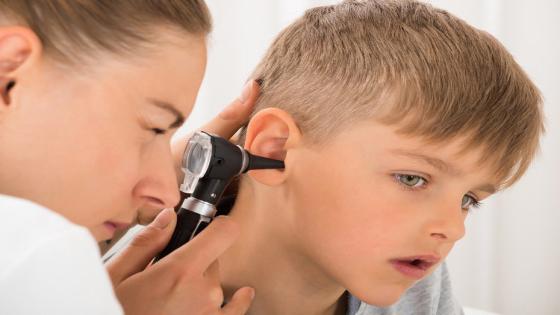أسباب وعلاج ألم الأذن عند الأطفال